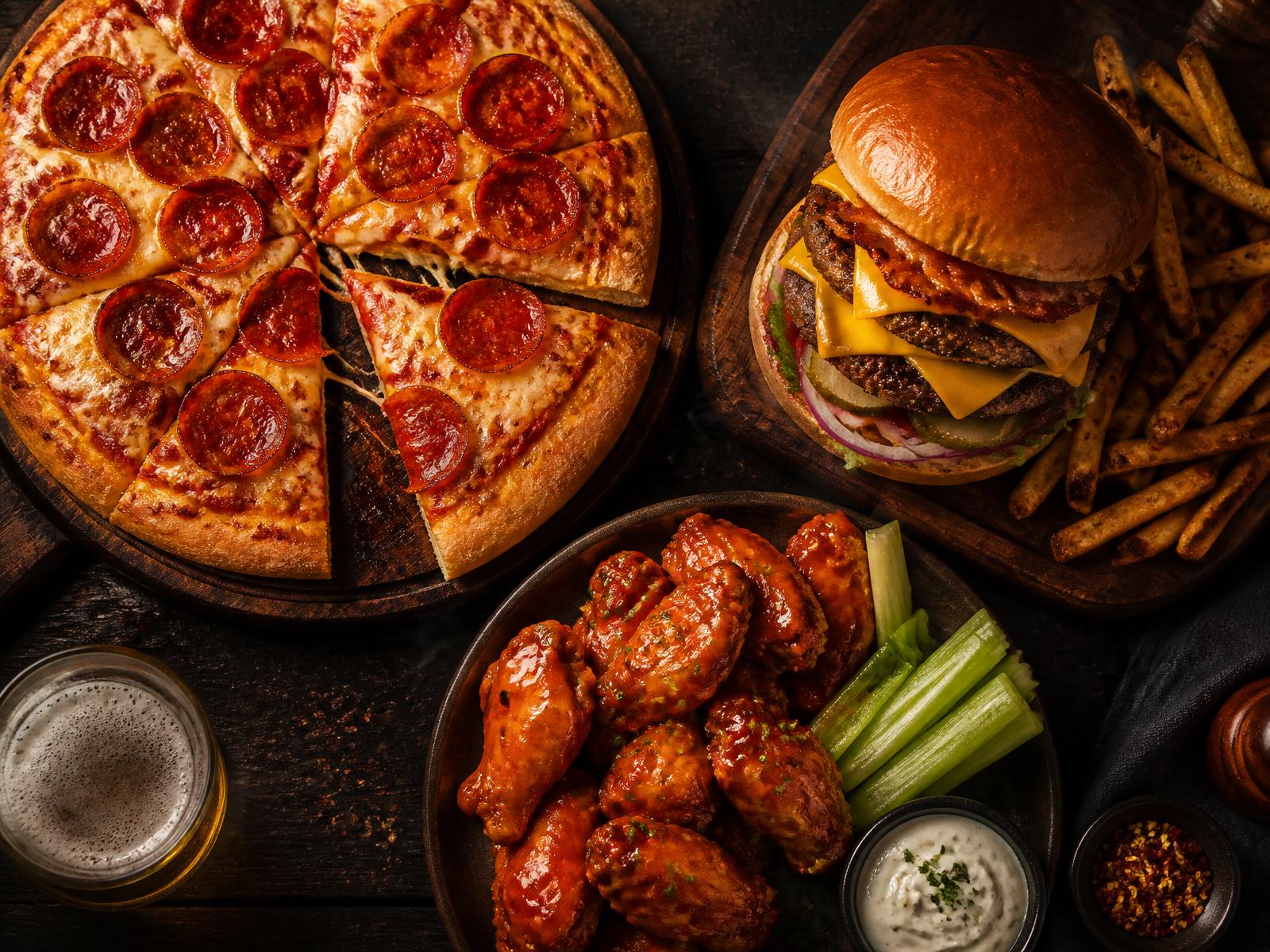 Pizza, hamburguesa y alitas caseras del recetario